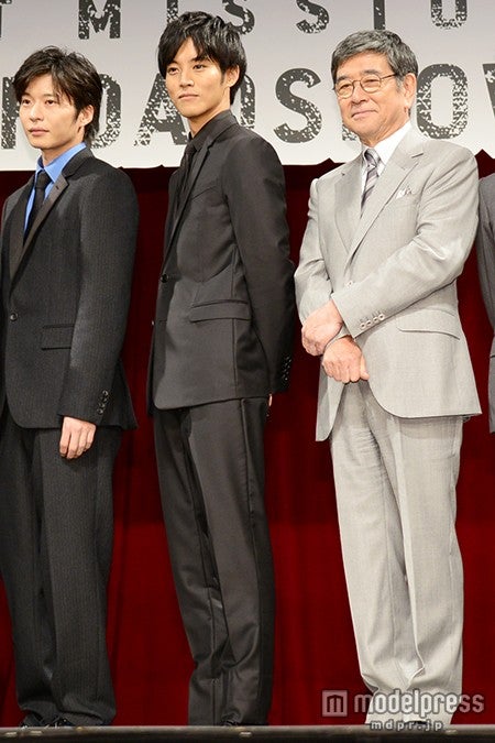 （左から）田中圭、松坂桃李、石坂浩二