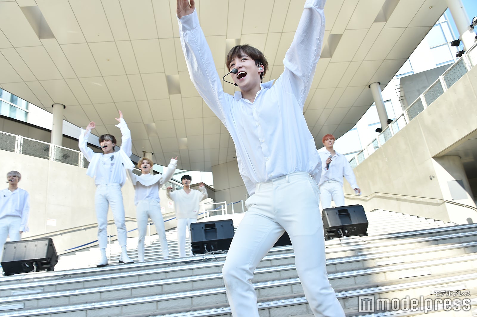 音響メンテナンス中にウェーブで盛り上げるユンホ （C）モデルプレス