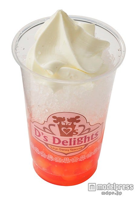 フローズンデザートドリンク(ストロベリー&ミルクソフトクリーム)¥500/(C)Disney