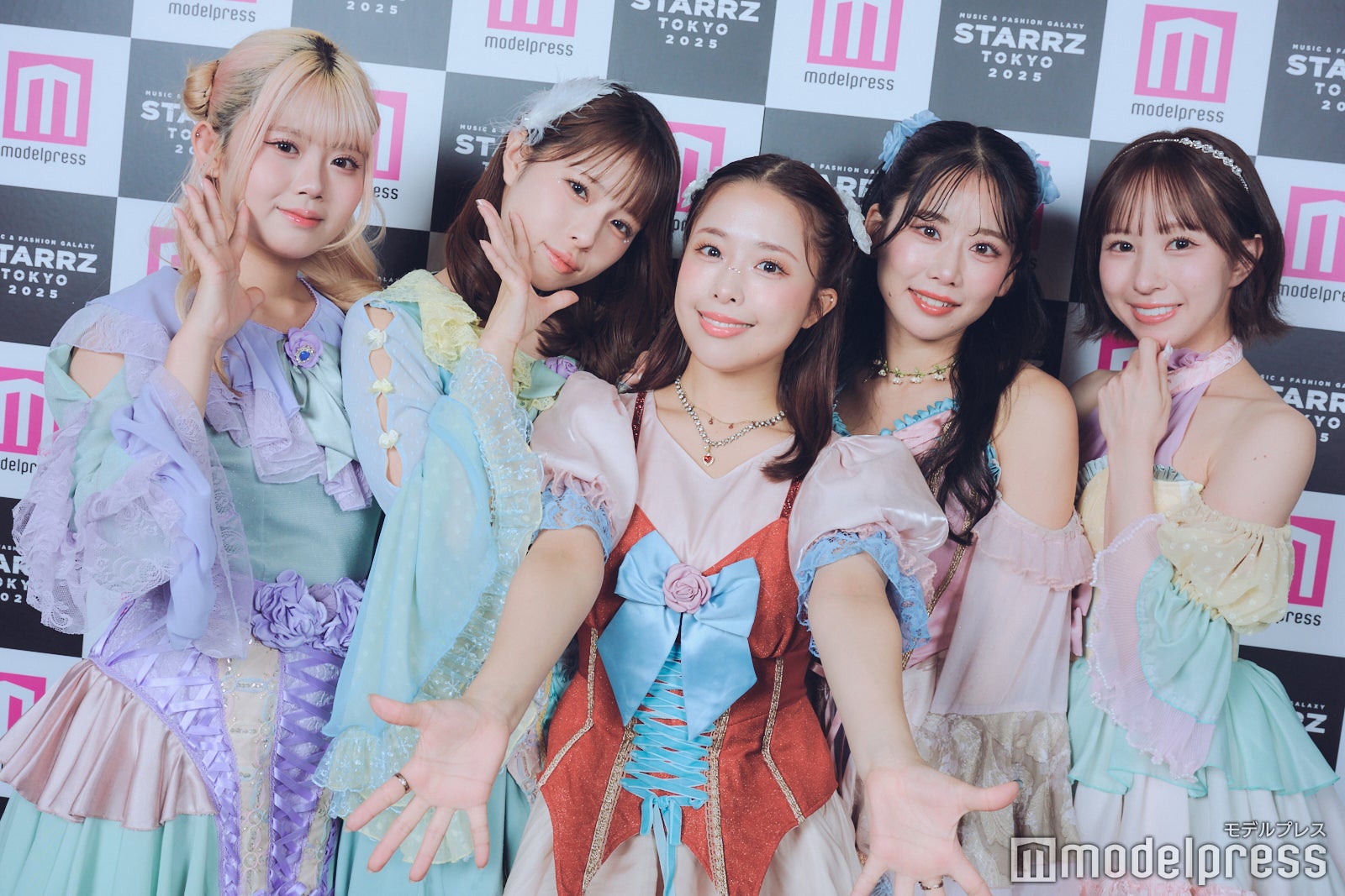 フィロソフィーのダンス／（左から）香山ななこ、木葭のの、日向ハル、奥津マリリ、佐藤まりあ（C）モデルプレス