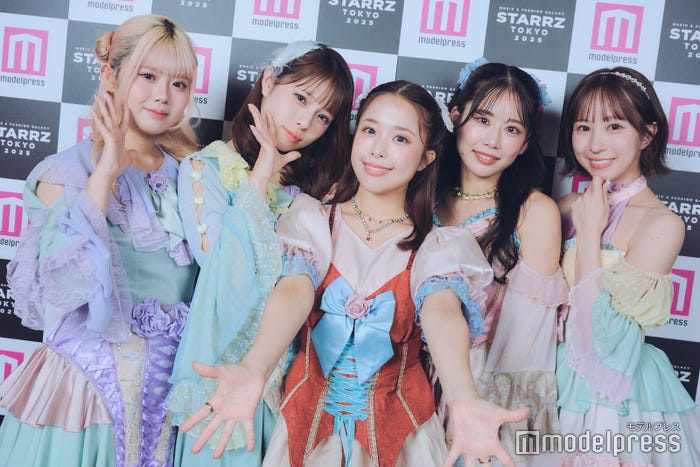 フィロソフィーのダンス/(左から)香山ななこ、木葭のの、日向ハル、奥津マリリ、佐藤まりあ(C)モデルプレス