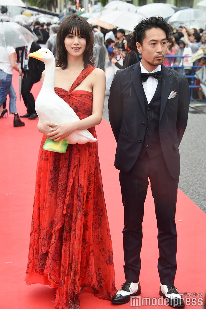 池田エライザ、片桐健滋監督/「島ぜんぶでおーきな祭 第10回沖縄国際映画祭」レッドカーペット (C)モデルプレス