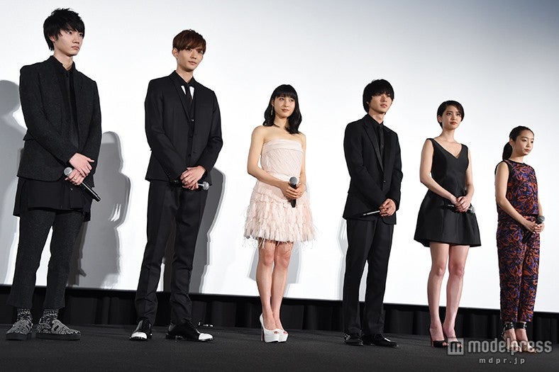 映画『orange -オレンジ-』初日舞台あいさつ（左から）桜田通、竜星涼、土屋太鳳、山崎賢人、山崎紘菜、清水くるみ