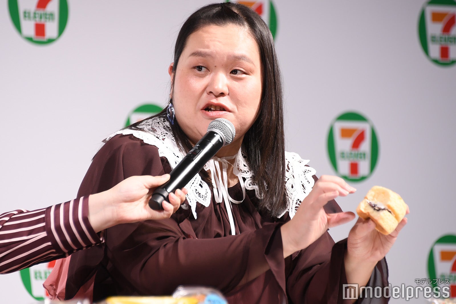 スイーツの美味しさを熱弁する田辺智加（C）モデルプレス