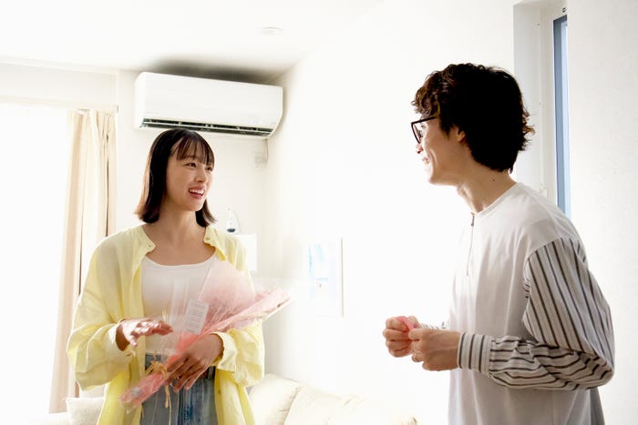 さかたりさ、鈴木浩文/縦型WebCM「縦型イオンカード編」(提供写真)