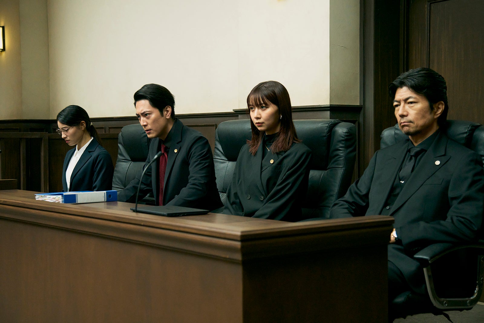 土屋太鳳、間宮祥太朗、上白石萌歌、仲村トオル「イグナイト -法の無法者-」第1話（C）TBS