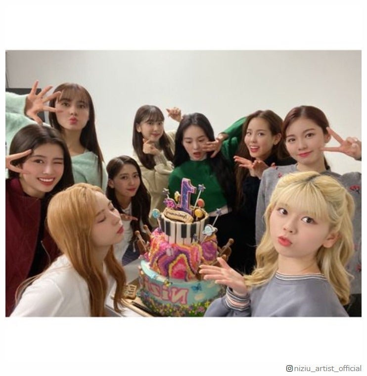 NiziUミイヒ＆リク、デビュー1周年に感謝「隣にいてくれたから乗り越えることが出来た」