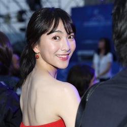 知英、肩出しドレスがSEXY 母国のレッドカーペットで3000人魅了<私の人生なのに>
