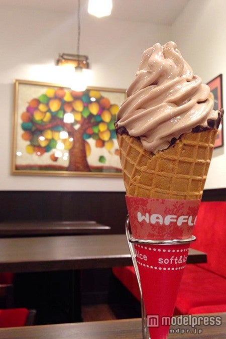 食べ歩きにもぴったりな「チョコレートの自家製ソフトクリーム」