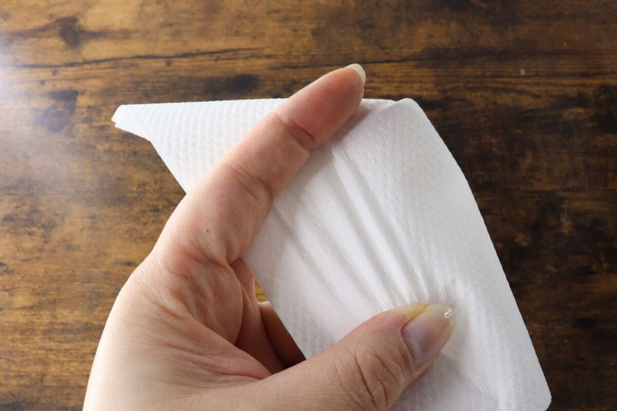 手でキッチンペーパーをくしゃっと握り強度を確認