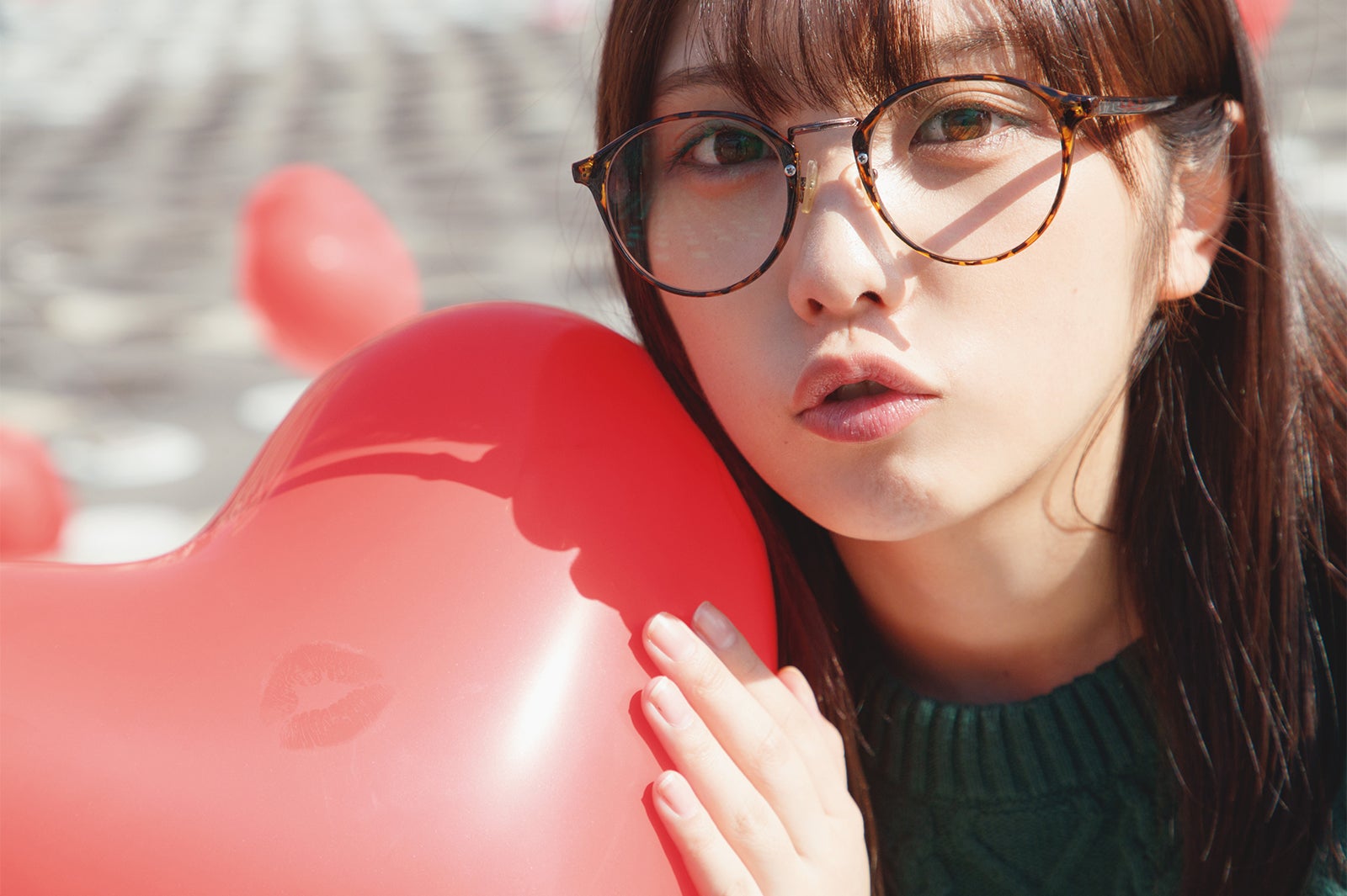 ミラノのドゥオーモ（大聖堂）広場で。ハート型の風船にキスマークを／与田祐希お気に入りカット／与田祐希2nd写真集『無口な時間』撮影：菊地泰久（画像提供：光文社）