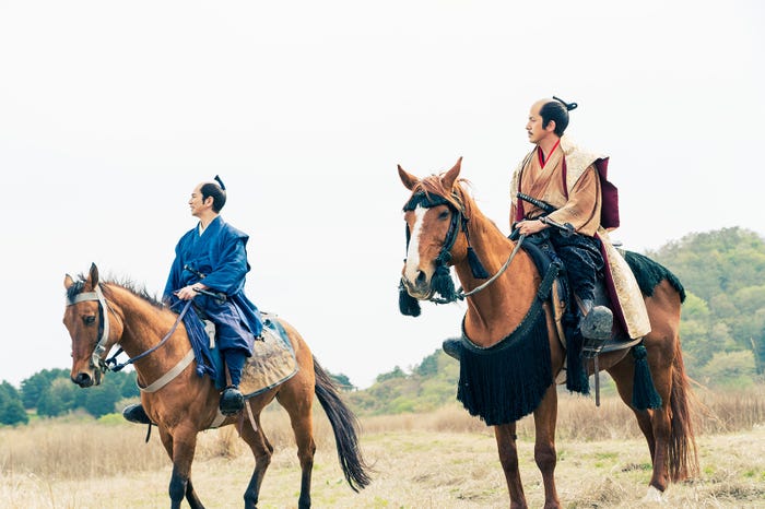 松本潤、岡田准一(C)NHK