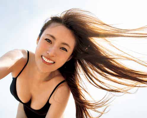 深田恭子、多幸感溢れる表紙解禁 最新写真集で魅惑的なヘルシーボディ披露【AO】