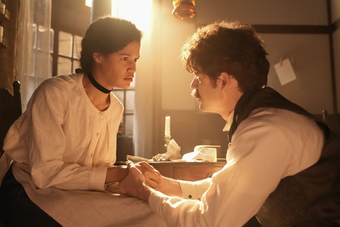 ミーシャ・ブルックス、トミー・バストウ「ばけばけ」第54話(C)NHK