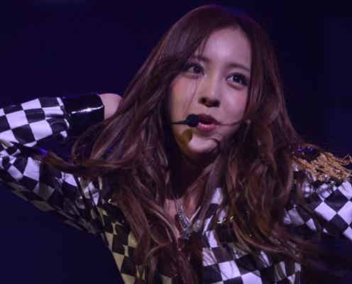 板野友美、SEXYへそ出し衣装でソロステージ披露