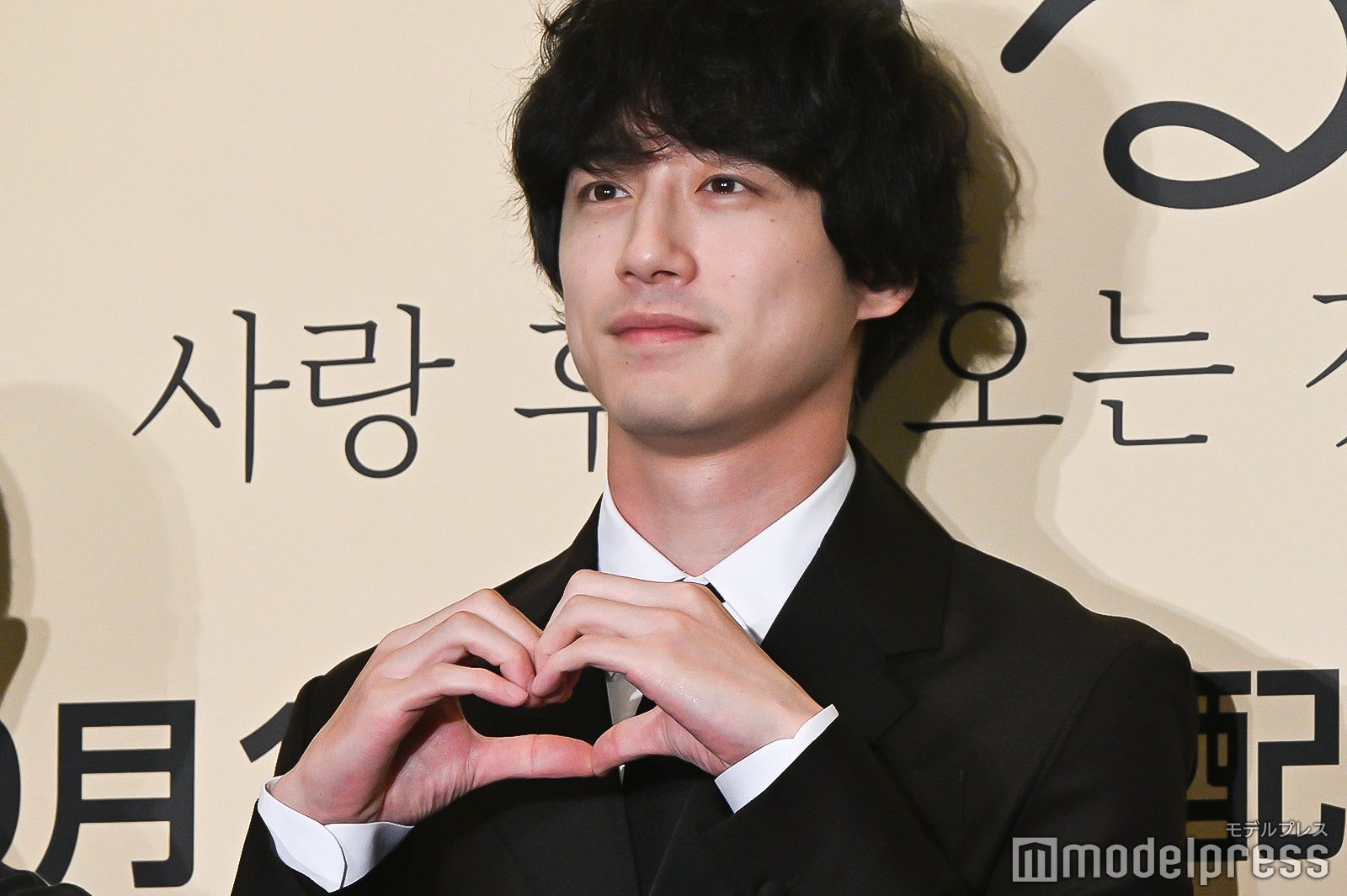 ハートポーズを決める坂口健太郎（C）モデルプレス