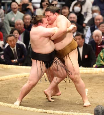安青錦が痛恨の3敗目 綱とり大ピンチ 王鵬のきめ出しで敗れる