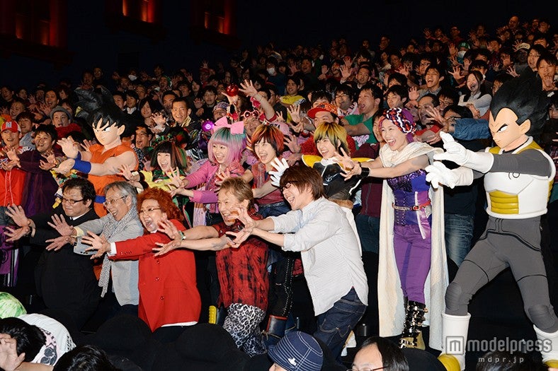 前列左から：山室直儀監督、佐藤正治、野沢雅子、堀川りょう、花江夏樹／後列左から：有安杏果、佐々木彩夏、百田夏菜子、玉井詩織、高城れに