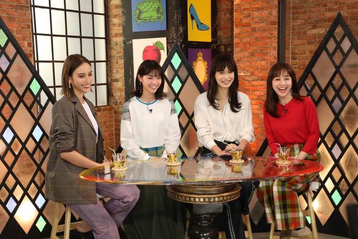 (左から)滝沢カレン、西野七瀬、長谷川京子、田中みな実(写真提供:カンテレ)
