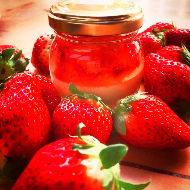 ストロベリープロン／画像提供：株式会社 横浜赤レンガ