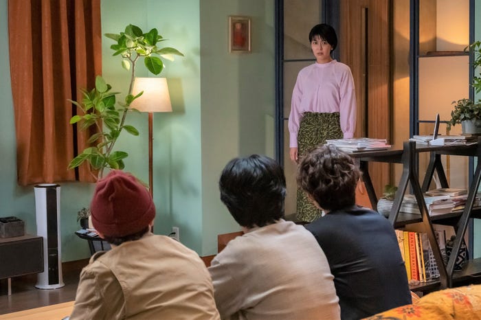 角田晃広、松田龍平、岡田将生、松たか子「大豆田とわ子と三人の元夫」第5話より(C)カンテレ、フジテレビ