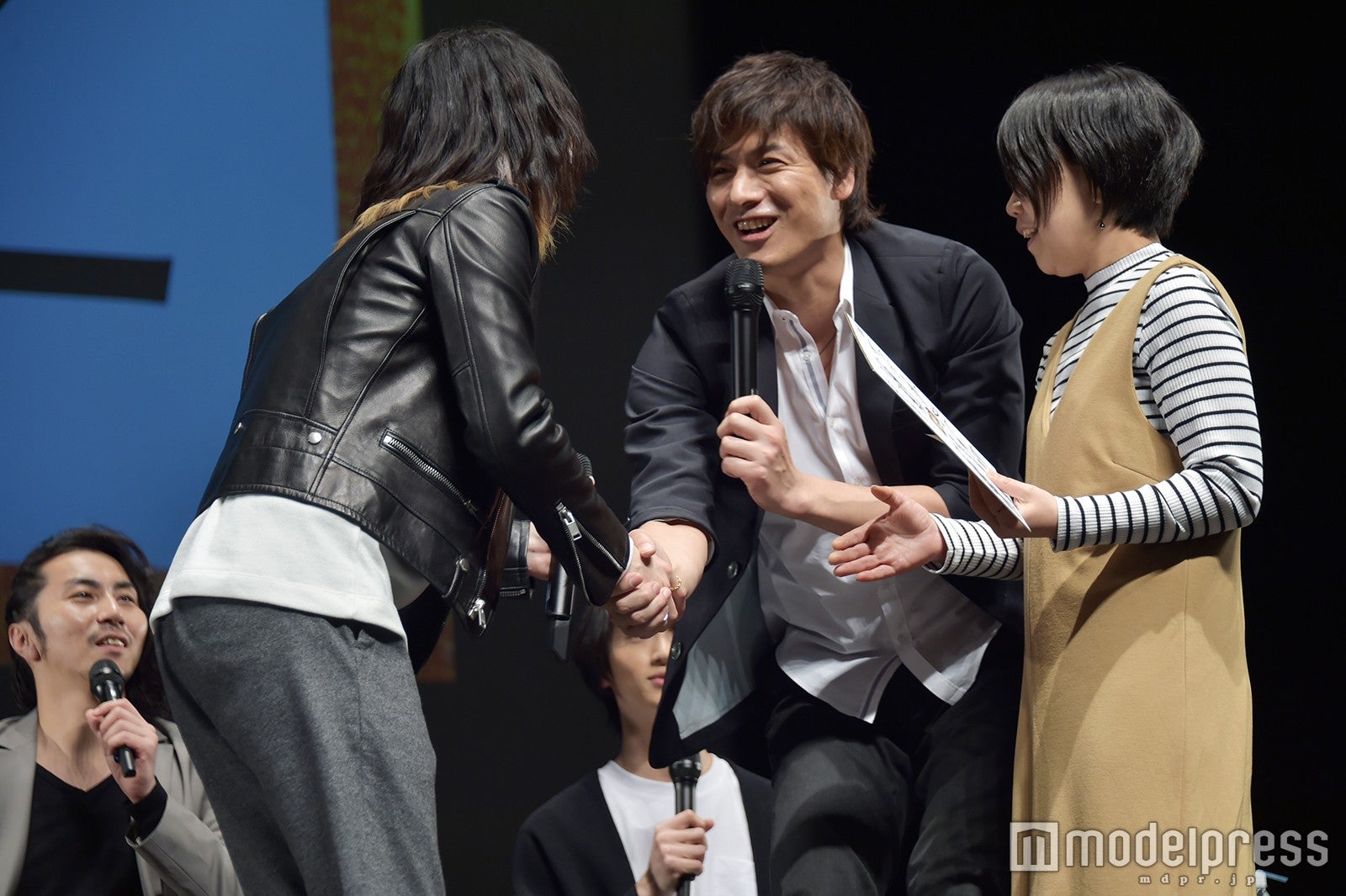 小越勇輝とファンの握手に割り込む滝川英治（C）モデルプレス