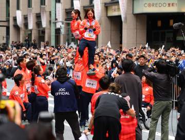 “りくりゅう”が豪快リフト披露 五輪・パラ感謝パレードで“ゆなすみ”とリフト競演 沿道から大歓声 観衆殺到で警備員が「押さないで！」