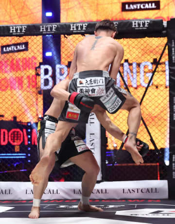 BD衝撃決着 RIZIN戦士が開始24秒失神KO負け 三河幕府・KINGカズの跳び膝蹴りを顔面被弾で起き上がれず