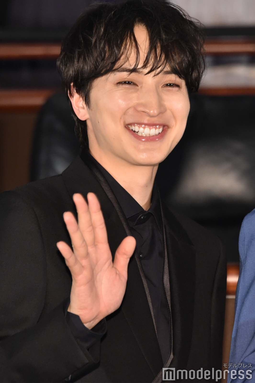 手を振る一ノ瀬颯（C）モデルプレス