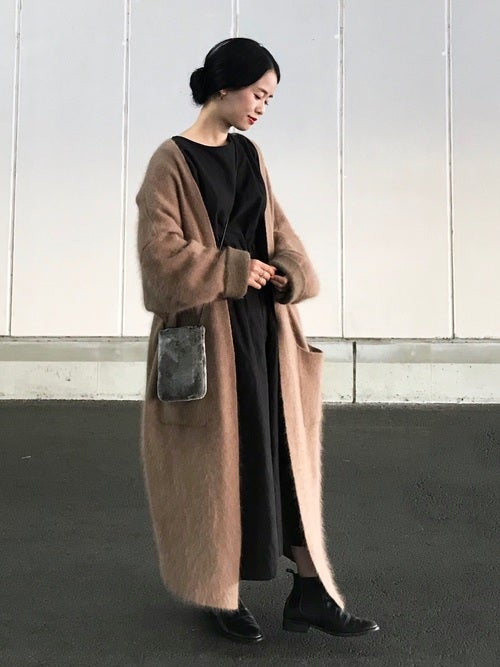 黒ワンピにベージュのロングカーディガン、ブーツを合わせたコーデ