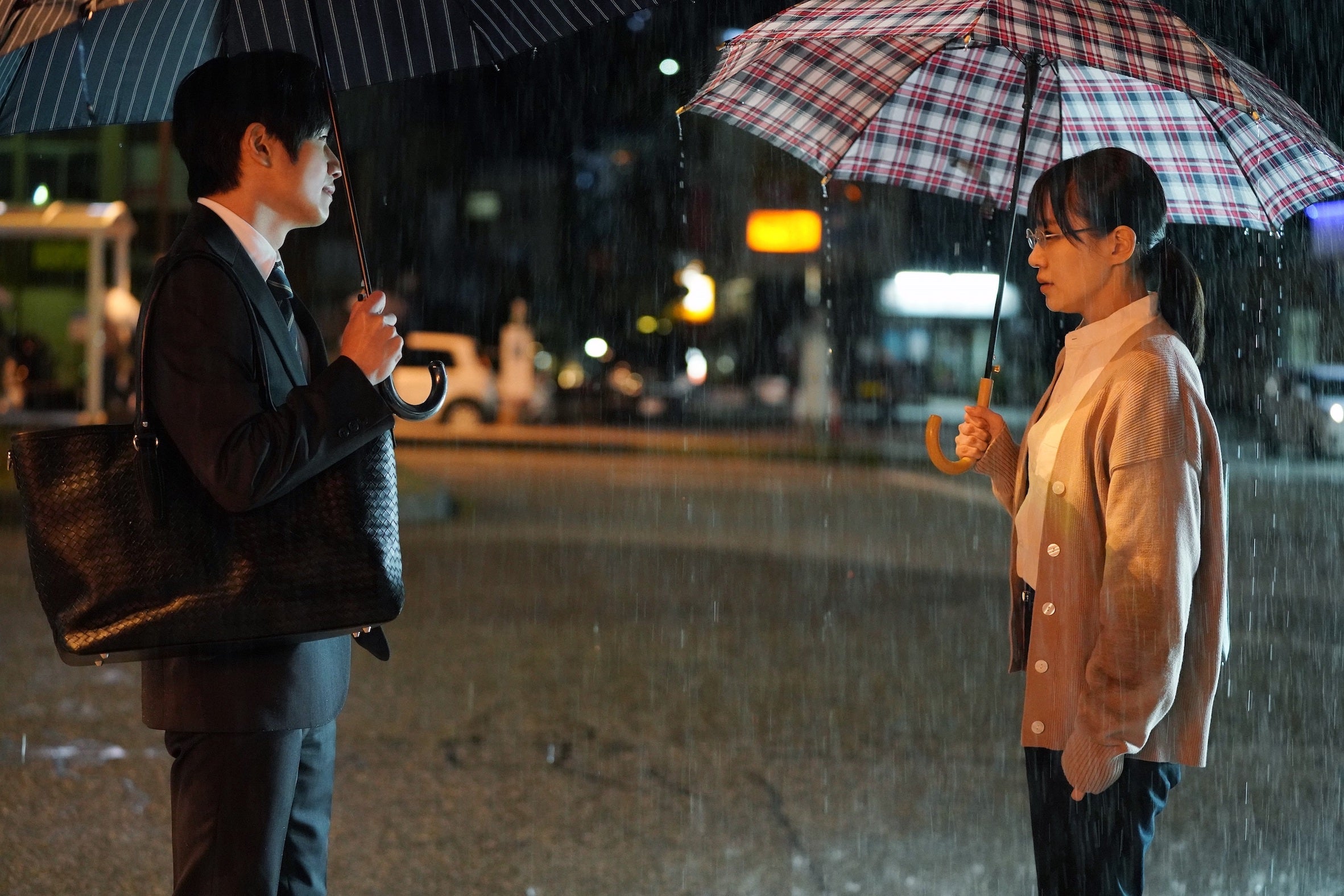 風間俊介、奈緒（C）2024「先生の白い嘘」製作委員会（C）鳥飼茜／講談社