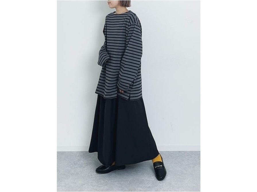 ゆったりとしたロングスカートを合わせてボーダーにフェミニンさを 出典:WEAR