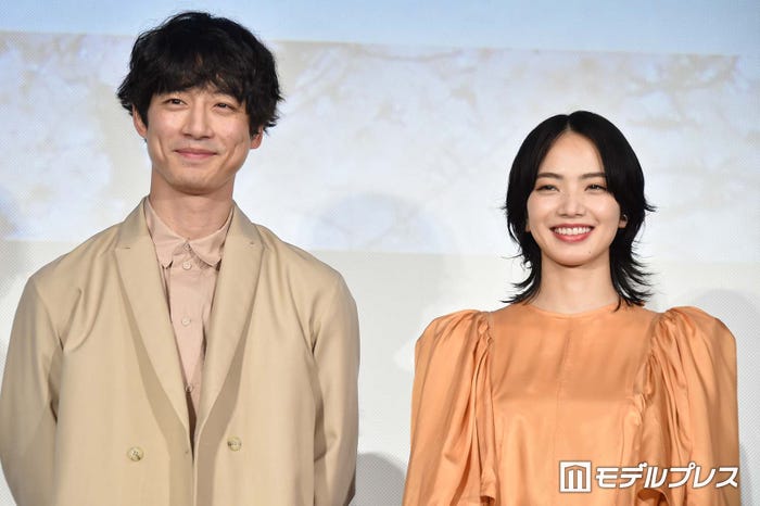 坂口健太郎、小松菜奈(C)モデルプレス
