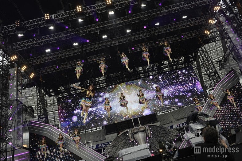 「大島優子卒業コンサート in 味の素スタジアム ～6月8日の降水確率56％（5月16日現在）、てるてる坊主は本当に効果があるのか？～」（C）AKS