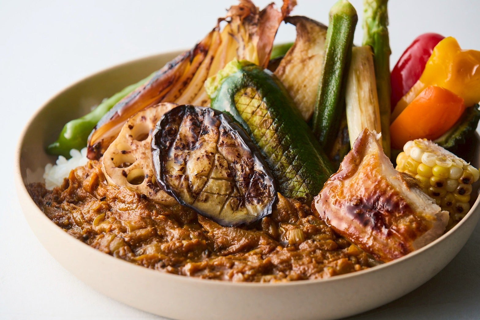 焼き野菜と果実のカレー1,680円／提供画像