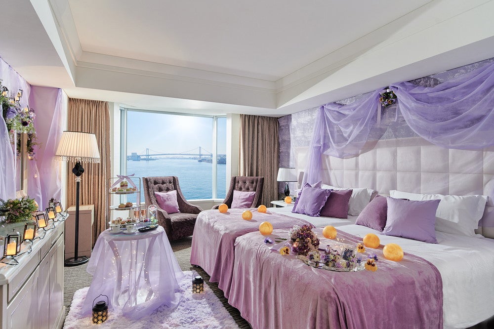 “ラプンツェル”の特別ルーム、ラベンダー色×花装飾で大人なプリンセス像イメージ