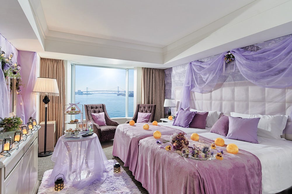 “ラプンツェル”の特別ルーム、ラベンダー色×花装飾で大人なプリンセス像イメージ