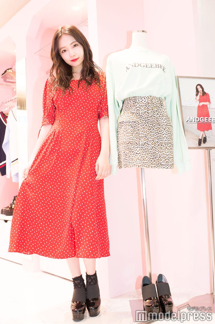 新作ワンピースを着用した村瀬紗英/「ANDGEEBEE」ラフォーレ原宿店にて(C)モデルプレス