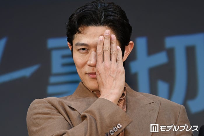 イベントに登壇した鈴木亮平(C)モデルプレス