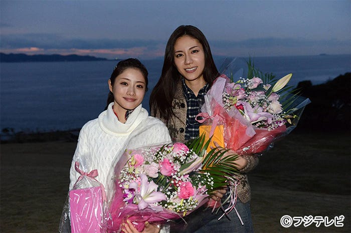 最終回場面カット/石原さとみ(手前)、松下奈緒(奥)