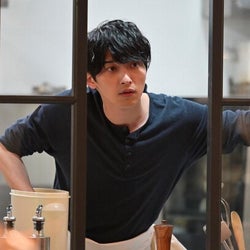 横浜流星「着飾る恋―」“駿”の背筋あらわな入浴中ショットに大反響!ファン興奮「抱きつきたい背中!!」
