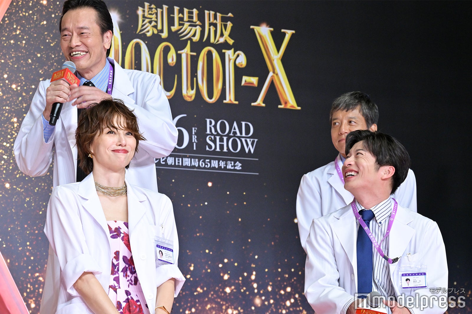 （前列左から）米倉涼子、田中圭（後列左から）遠藤憲一、勝村政信（C）モデルプレス