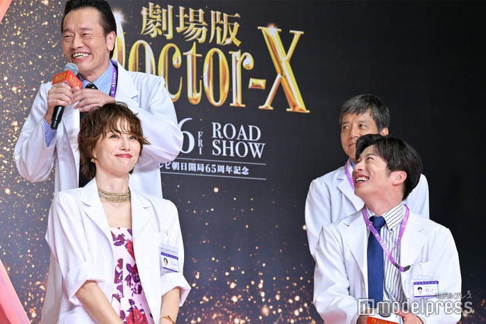 (前列左から)米倉涼子、田中圭(後列左から)遠藤憲一、勝村政信(C)モデルプレス