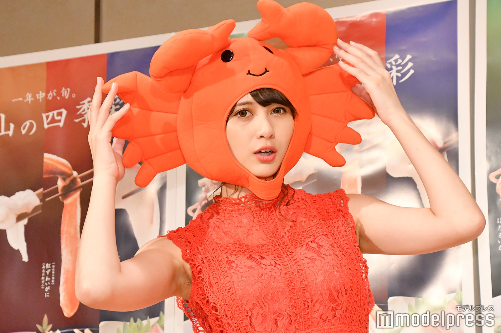 アンジェラ芽衣、バラエティ挑戦に意気込み「潜ります」 “カニ”衣装で登場