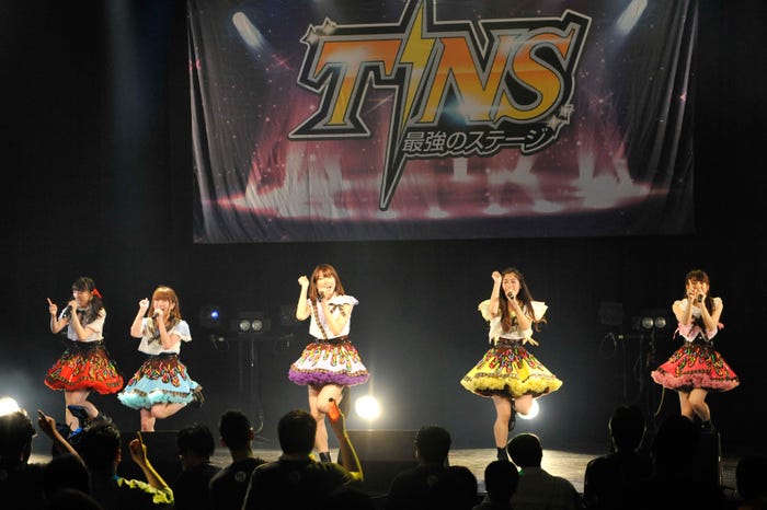 Re:ガールズ、TINSステージでパフォーマンス!