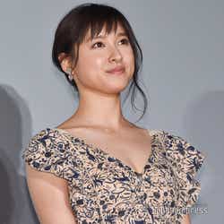 モデルプレス - 土屋太鳳、胸元大胆SEXYミニドレスで登場 “初めて”やりたいことは?