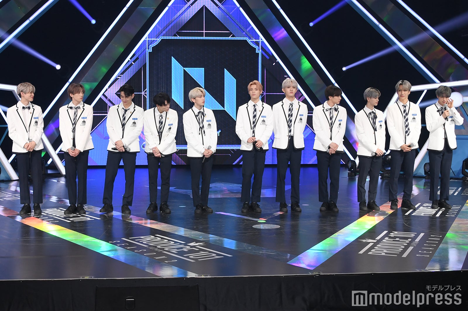 言葉に詰まった後藤威尊（右）を優しく待つメンバー（C）モデルプレス