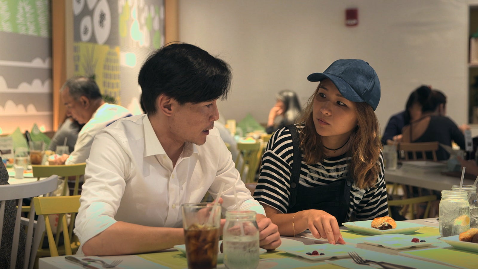 エビアン（右）『TERRACE HOUSE ALOHA STATE』10th WEEK（C）フジテレビ／イースト・エンタテインメント