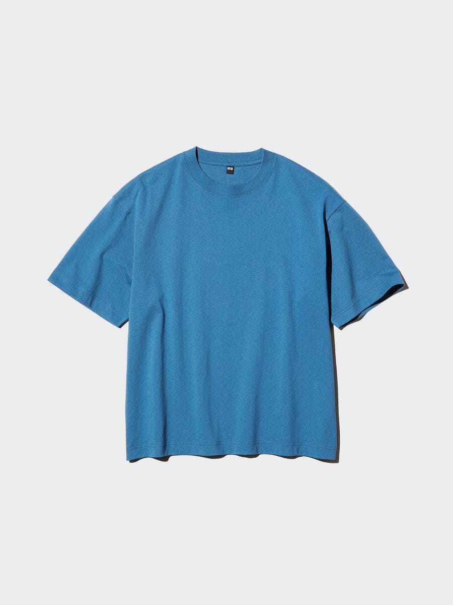 鮮やかな青色のボクシークロップドTシャツが平置きされている 鮮やかな青色のボクシークロップドTシャツが平置きされている
