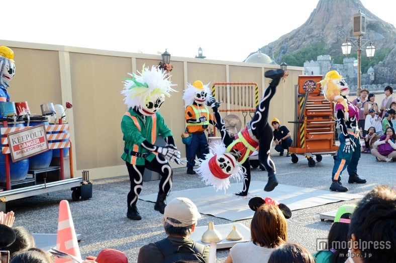 アクロバティックなパフォーマンスを披露